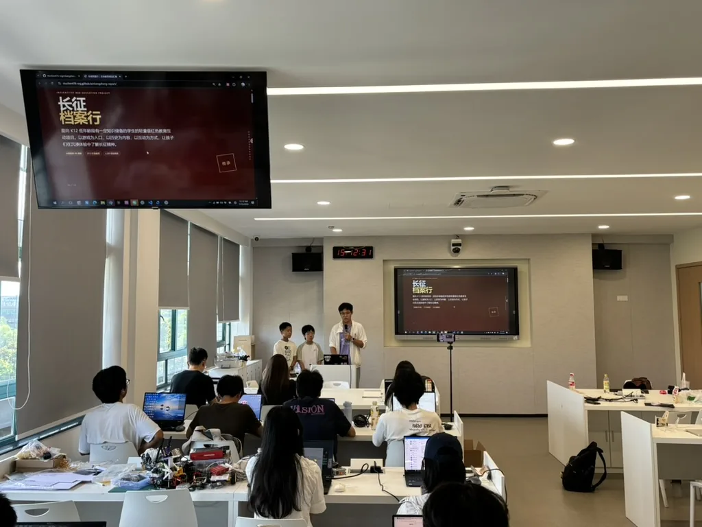 少年上台路演自己的作品