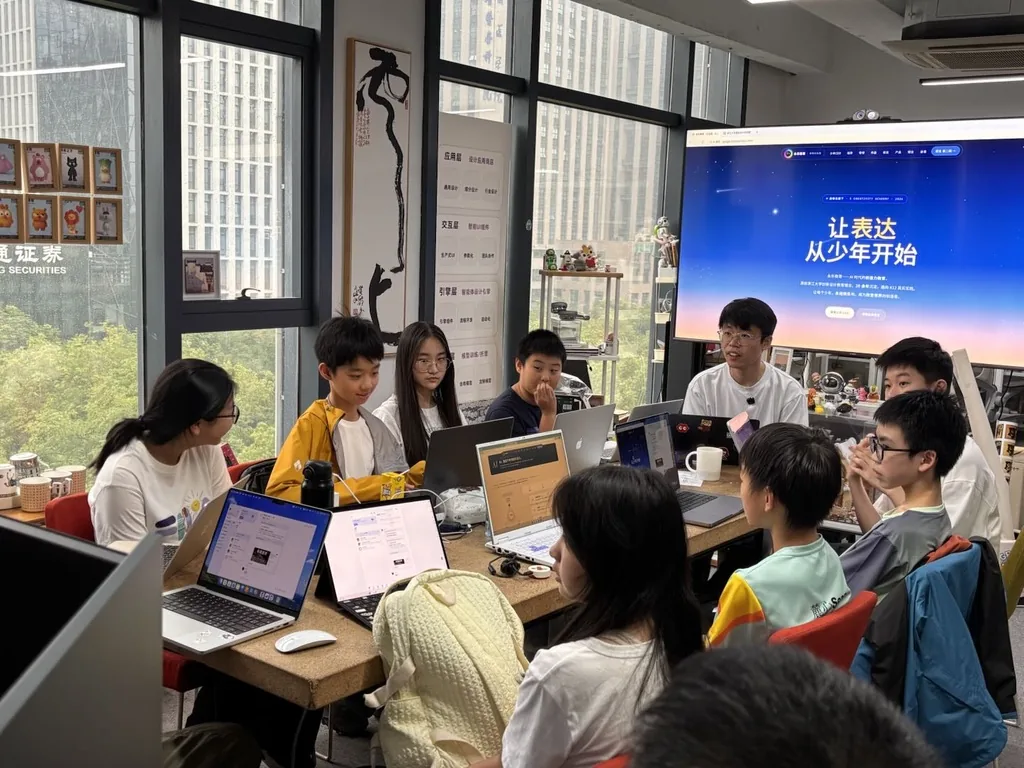 小班围坐打磨作品