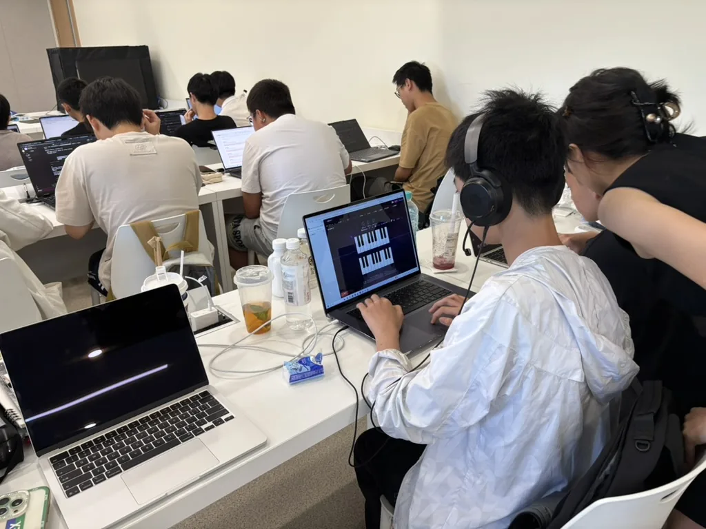 满教室学员在笔记本上创作，有人在用AI做音乐